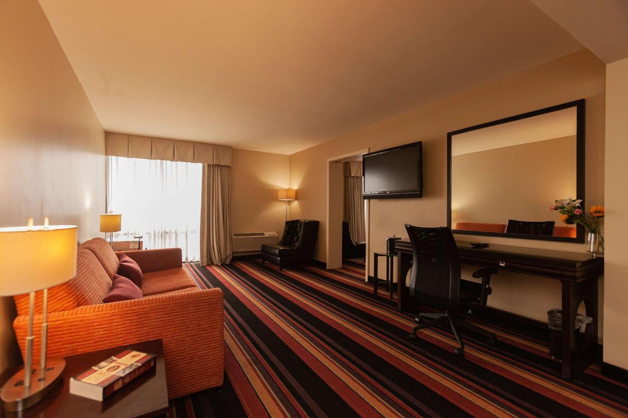 Clarion Hotel New Orleans - Airport & Conference Center Kenner Bagian luar foto